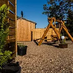 Letniskowe Pod Orzechem Caloroczne Holiday home *